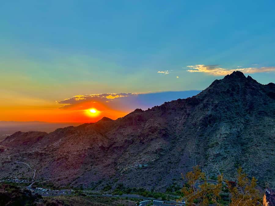 Phoenix: Sonoran Desert Guided Sunset Hike - Big horizon views: why Phoenix skies look different from this trail